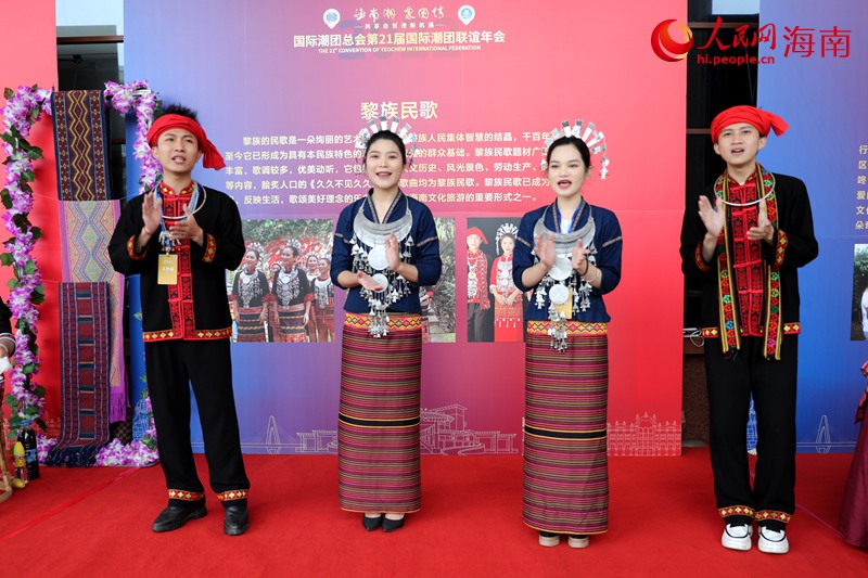 黎族民歌表演现场。人民网 符武平摄