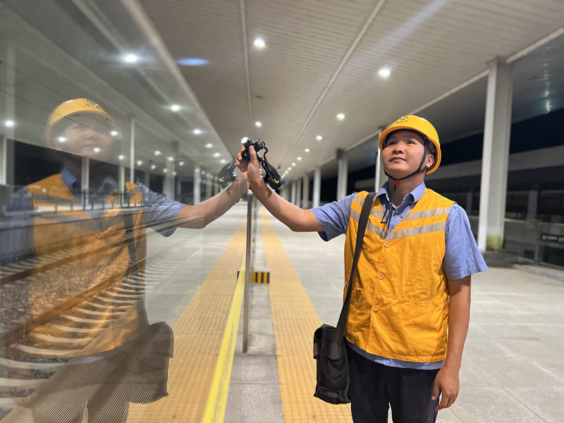 林冠在檢查站台照明設備運行情況。高鑫攝