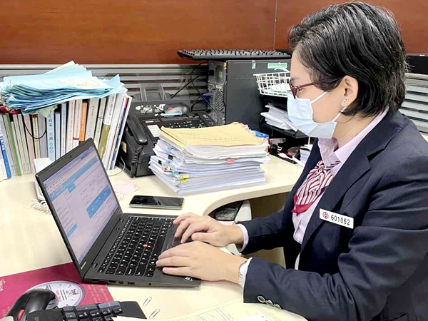 海南中行工作人員運用跨境金融服務平台辦理首筆境內運費外匯支付便利化業務發票核驗手續_副本