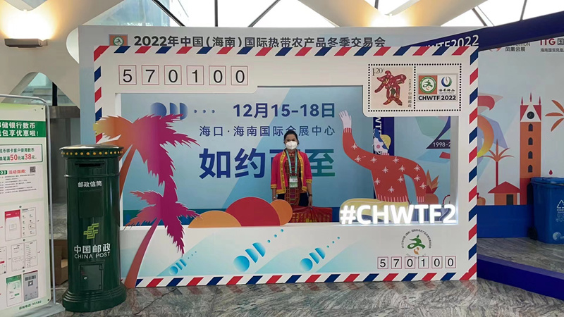冬交会参观者在纪念封前打卡留念。邢文婷摄