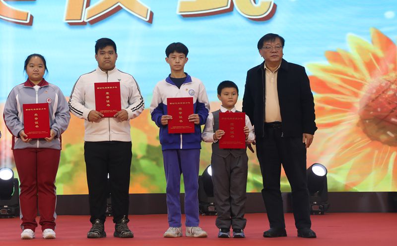 省关工委常务副主任许达民为“新时代海南好少年”颁发荣誉证书
