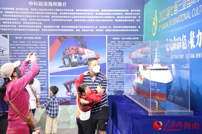 家长带着孩子参观中科院深海所展区。人民网 牛良玉摄