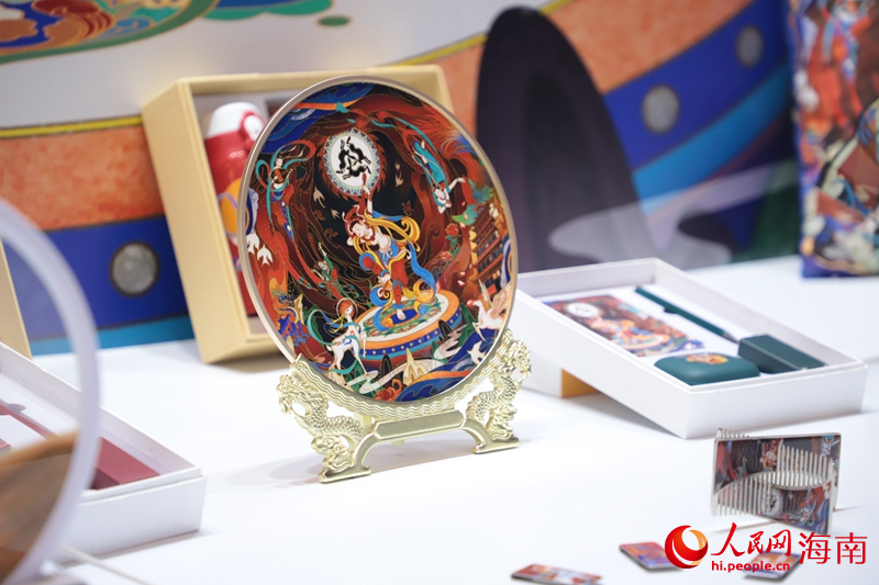 多款精致文创产品在现场展出。人民网 牛良玉摄