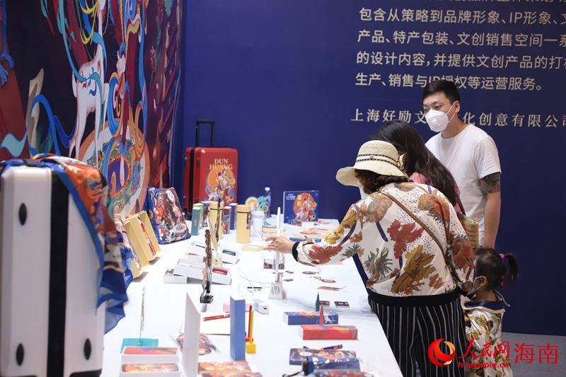 市民游客挑选心仪的文创产品。人民网 牛良玉摄