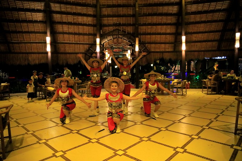 舞蹈隊正在表演民族舞蹈。神玉島文化旅游區供圖