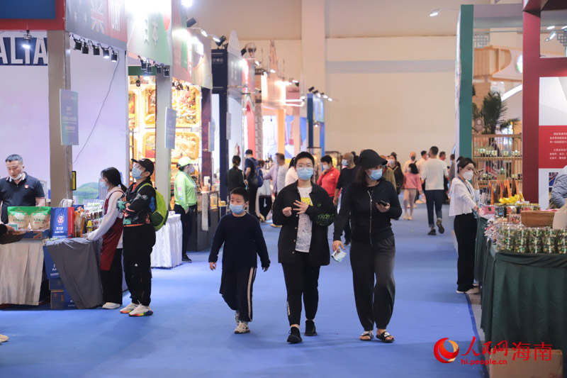 市民参观各国展馆。人民网 牛良玉摄