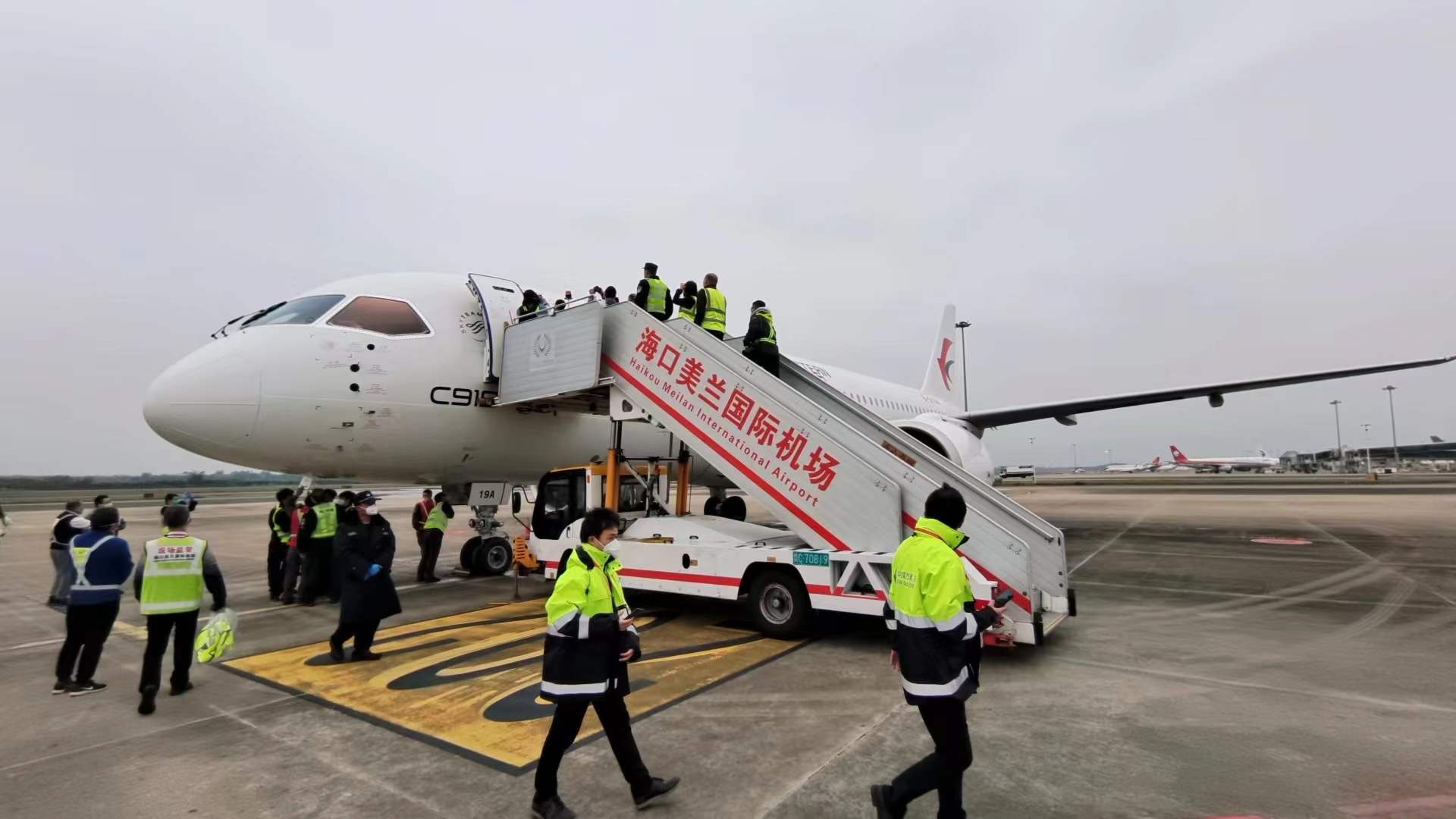 现场人员对C919飞机进行保障。