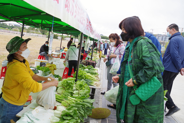 2023三亚新春花市开设了爱心助农市集，方便市民采购年货的同时，助力农户增收。