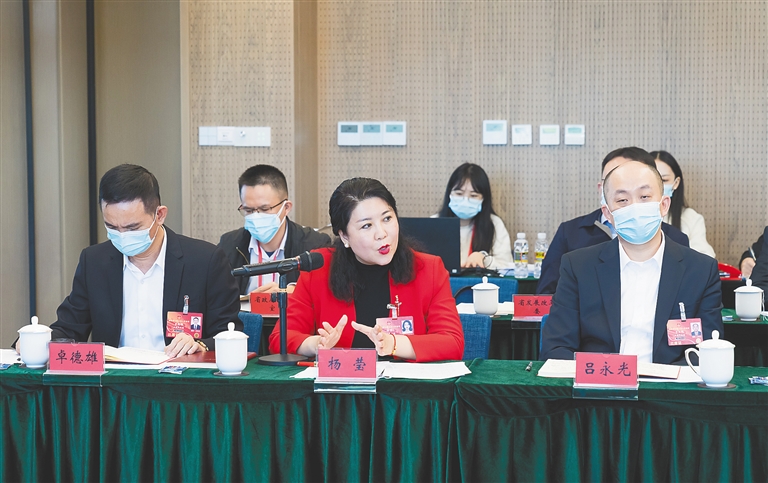 1月14日，参加海南省七届人大一次会议的代表分组审议政府工作报告。
