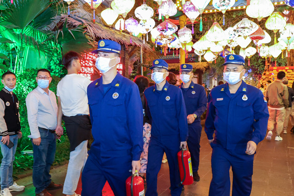 三亚市消防支队东岸消防站在千古情景区开展消防安全前置巡逻，做好春节消防安全“守夜人”。