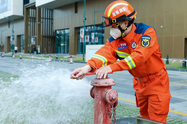 三亞市消防支隊東岸消防站在三亞海旅免稅城檢查消防器材是否欠壓失效。