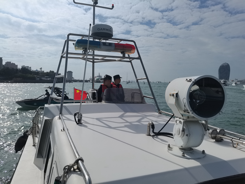 民警駕駛110執法艇在游艇停泊和航行區域進行防溺水宣傳。黃恆攝