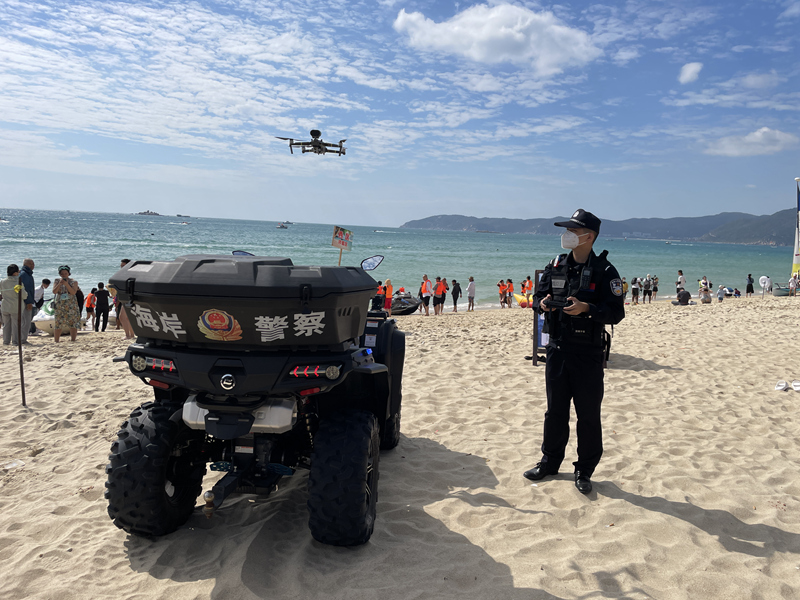民警駕駛無人機在景區沙灘進行防溺水宣傳。黃恆攝