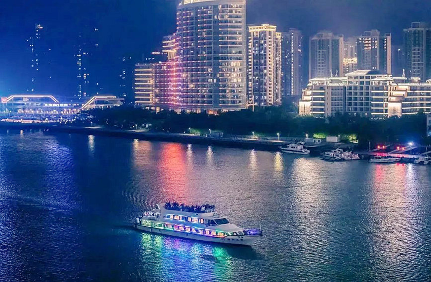市民游客乘“海南之星”游船赏椰城夜景。海口市美兰区旅游和文化体育局供图
