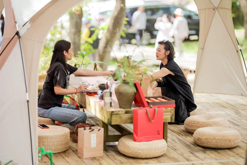 以茶為媒，以雨林為景，市民游客品鑒春茶。五指山市委宣傳部供圖