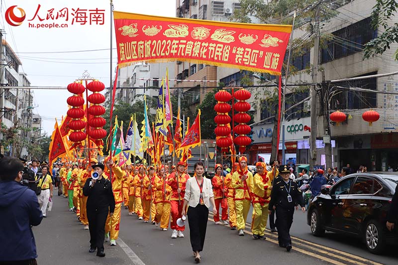 “马匹”花车方阵。 人民网 牛良玉摄