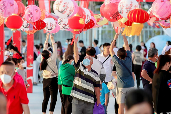 三亚市天涯区“兔 NICE 2023天涯元宵游园灯会市集”吸引数千市民赏花灯闹元宵。