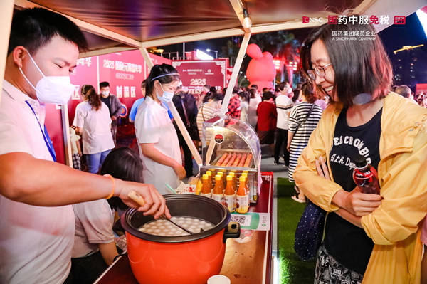 三亚市“国免元宵嘉年华”主题活动吸引市民游客争相打卡，欢度元宵佳节。