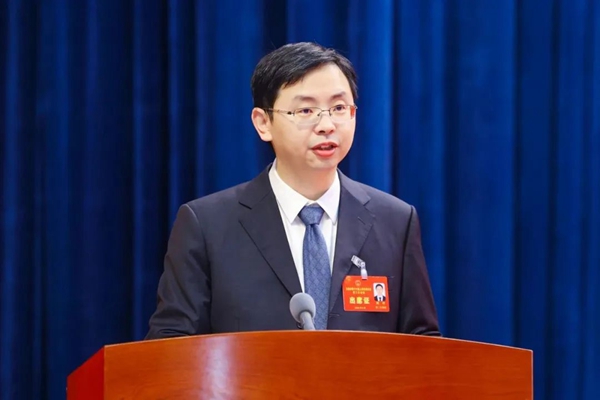 市長劉沖代表市政府向大會作政府工作報告。