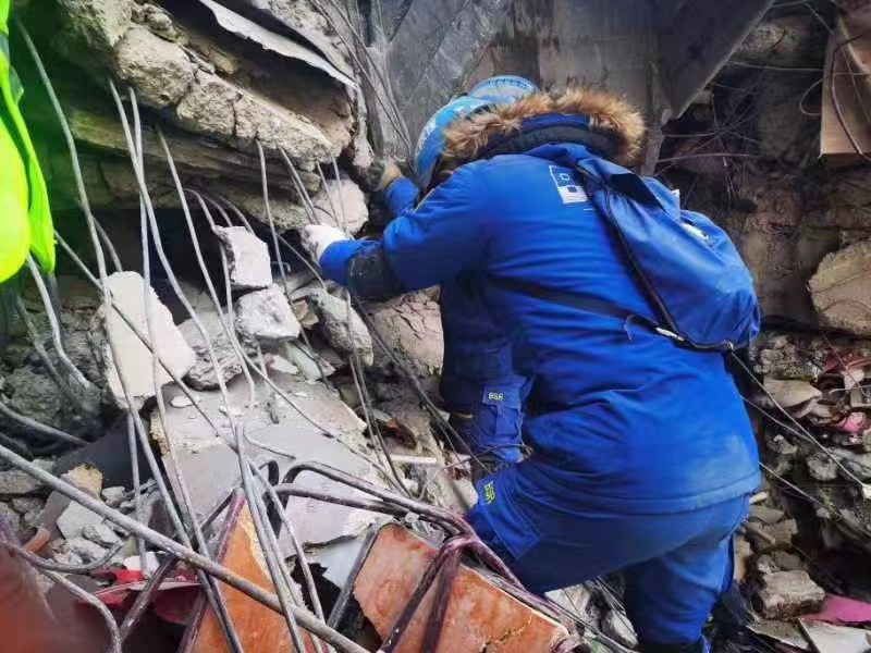 蓝天救援队在土耳其震区开展搜救。海南蓝天救援队供图
