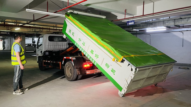 建筑垃圾统一装箱密闭转运。海口市园林和环境卫生管理局