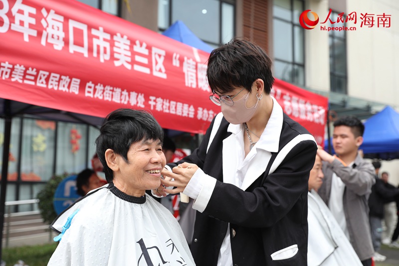 理发师为老人提供免费理发服务。人民网 符武平摄