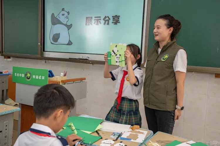 海口市東山鎮中心小學以大熊貓知識科普宣講活動為學生開啟新學期第一課。李冬林攝