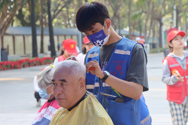 三亞市吉陽區2023年新時代文明實踐志願服務活動啟動，現場開展義診義剪、沙灘淨灘等志願服務。