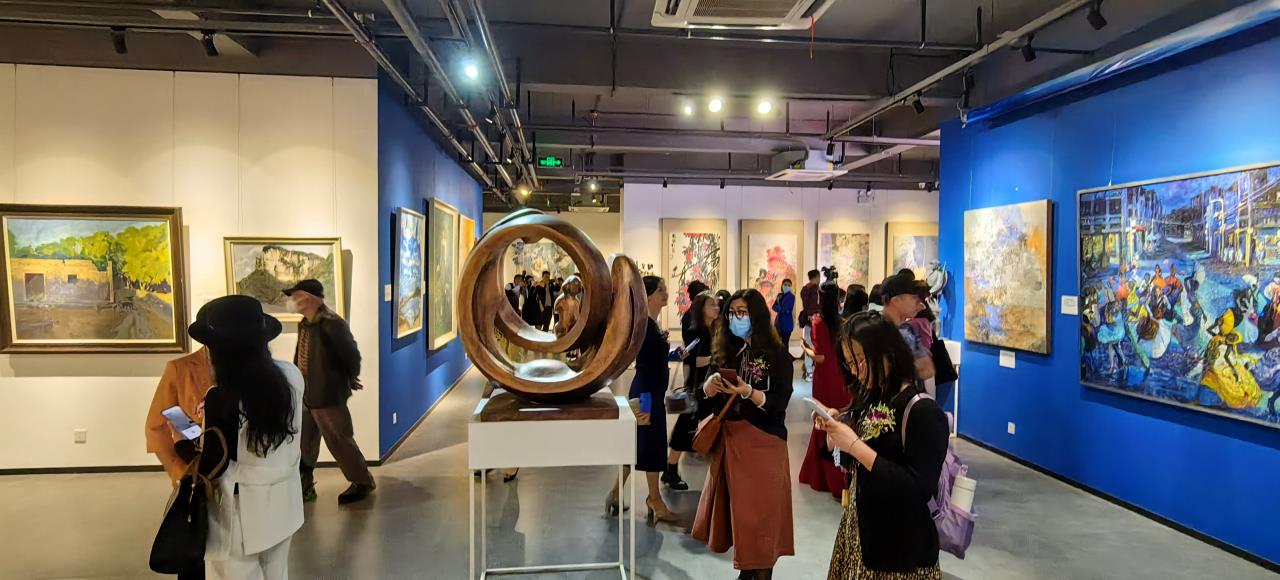 3月7日，海口女艺术家优秀作品展在海南省书画院开幕。图为市民观展。主办方供图
