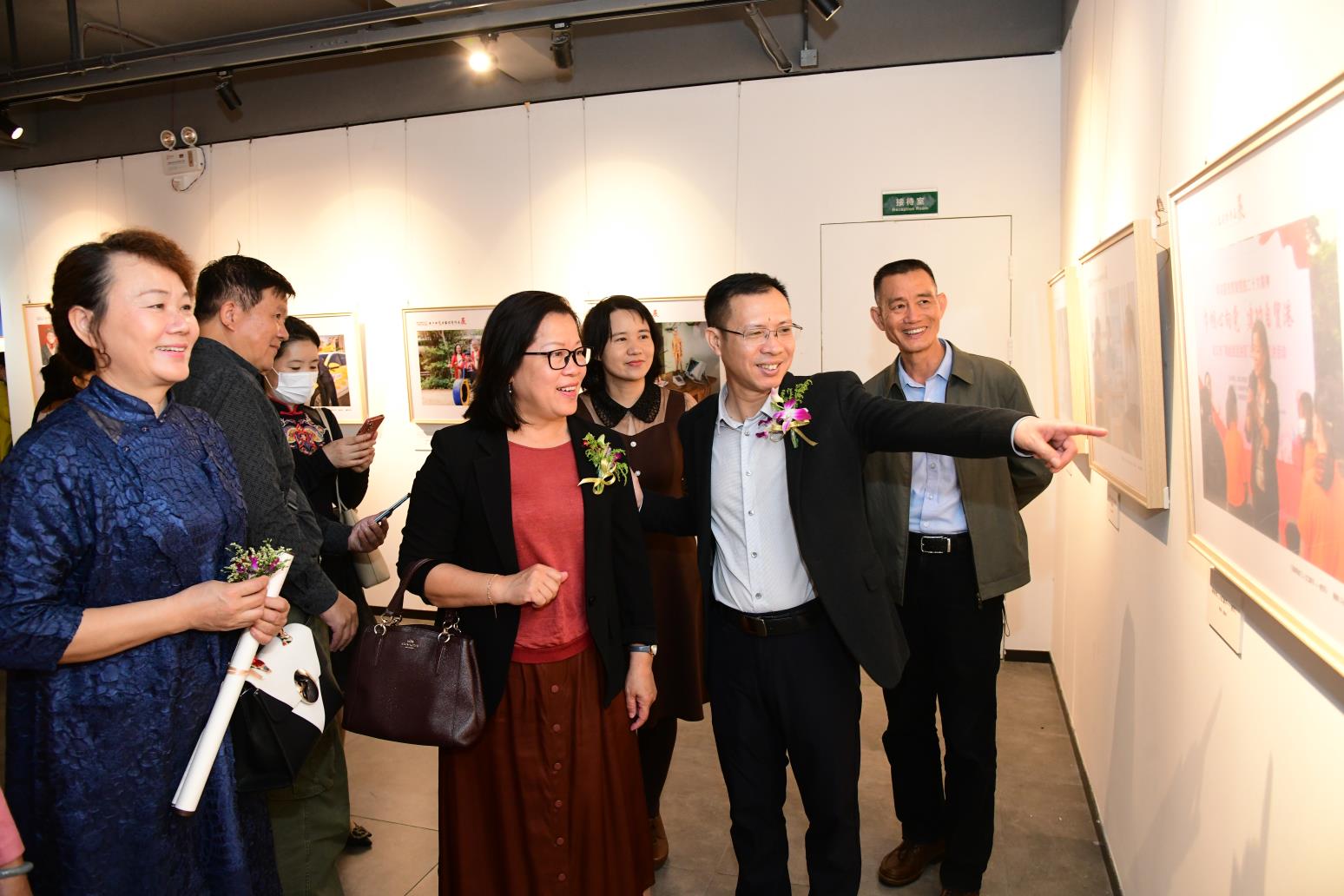 3月7日，海口女艺术家优秀作品展在海南省书画院开幕。图为领导嘉宾观展。主办方供图