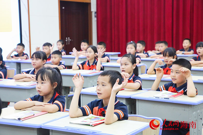 课程通过手势等多种方式，帮助学生快速学习单词。人民网 牛良玉摄