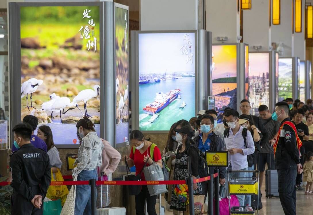 “發現儋州”城市形象宣傳圖片亮相博鰲機場。何文新攝