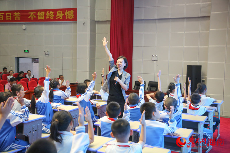 课堂上，学生们踊跃举手回答问题。人民网 牛良玉摄