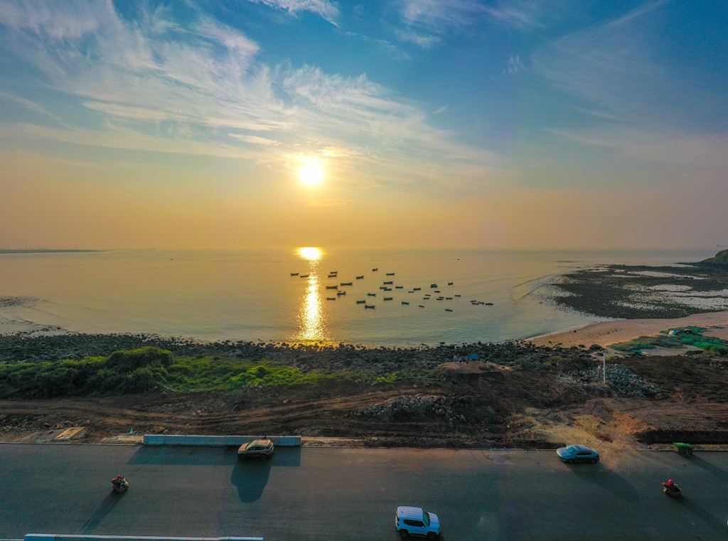 夕阳西下的峨蔓镇路段。羊文彪摄