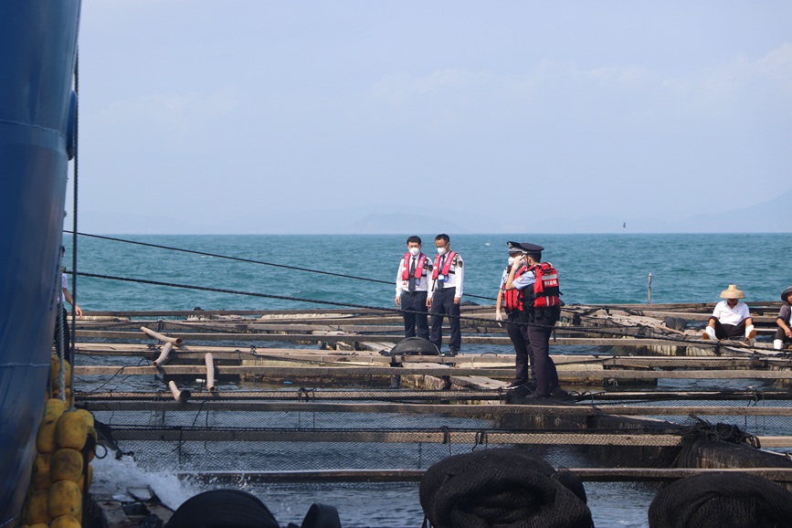 海事人员正在准备上船查验。清澜海事局供图