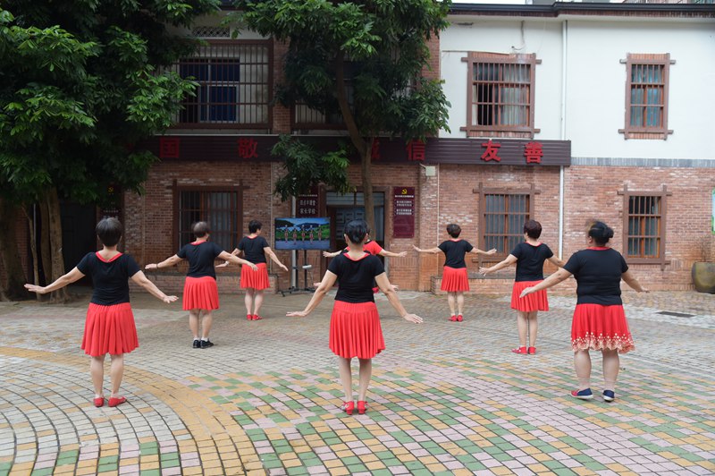 南联社区的小广场里，居民们跳起广场舞。陈尾娇摄