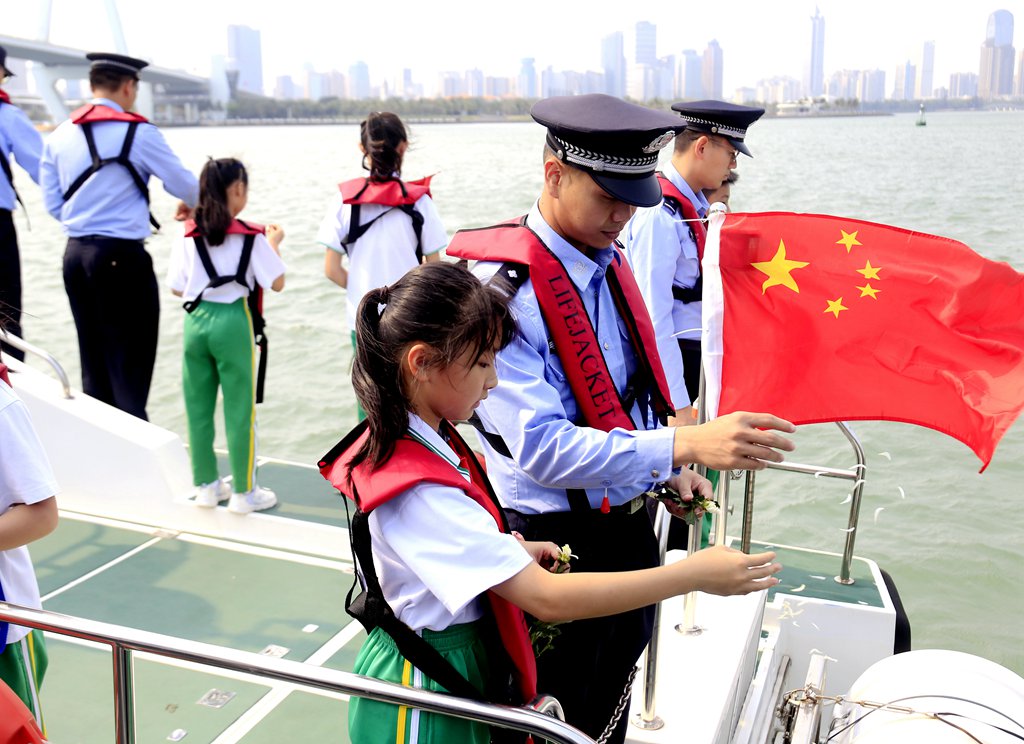 第一支队联合海口景山学校海甸分校开展海上祭奠英烈活动。代龙超摄