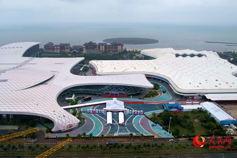 第三届中国国际消费品博览会举办地——海南国际会展中心。人民网 孟凡盛摄