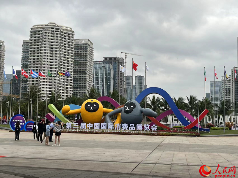 消博会举办地海南国际会展中心装饰一新。人民网记者 魏青成摄