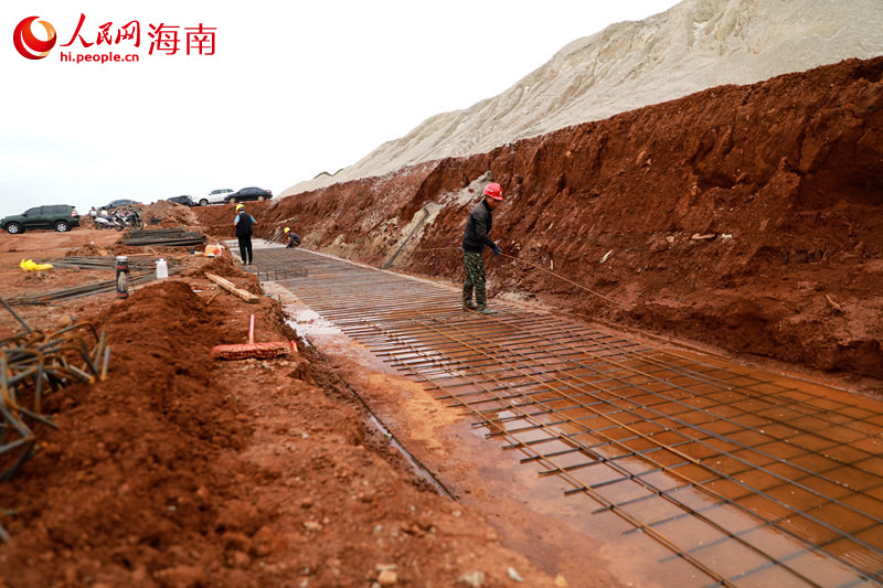 工人铺设钢筋。 人民网 孟凡盛摄