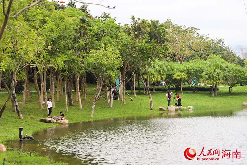 抱坡溪濕地公園如今成為了市民游客的好去處。人民網 牛良玉攝