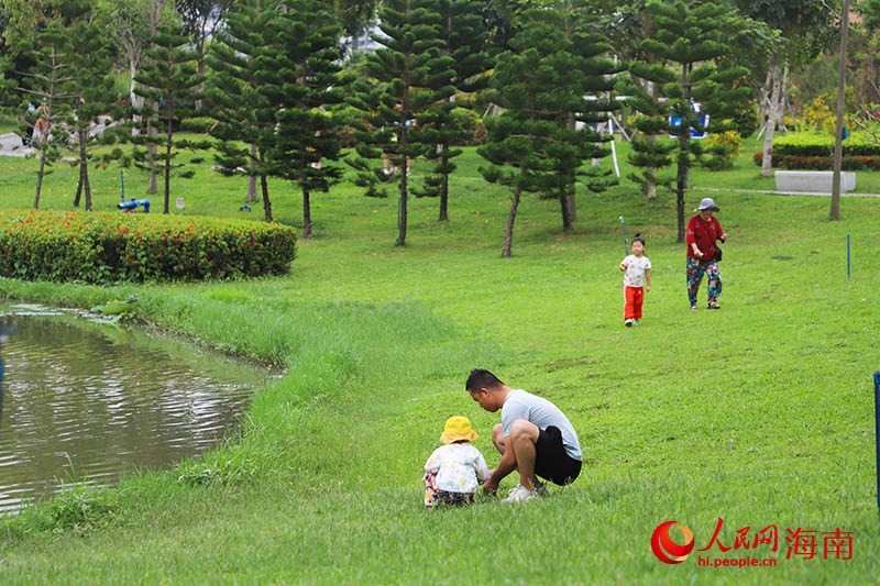 市民带着孩子在抱坡溪湿地公园游玩小憩。人民网 牛良玉摄