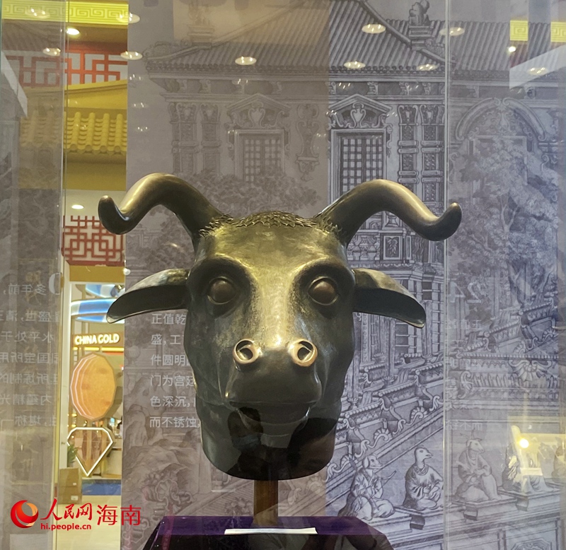 圆明园兽首铜像（仿制品）牛首铜像亮相第三届消博会。人民网 陈海燕摄
