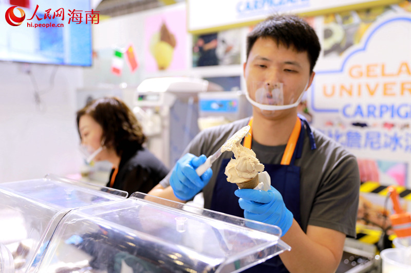 工作人员制作来自意大利的冰淇淋。 人民网 孟凡盛摄
