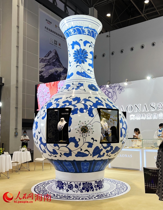 珠宝展区一座4.5米高的青花瓷瓶赚足了观众目光。人民网 蒋成柳摄