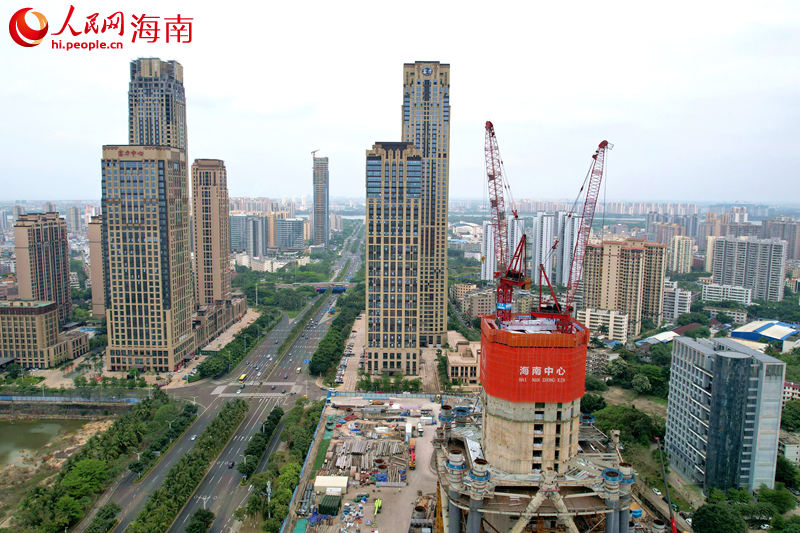 位於國興大道南側的空中造樓機。 人民網 孟凡盛攝