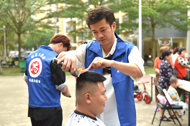 志願者為市民剪頭發。 林小丹攝