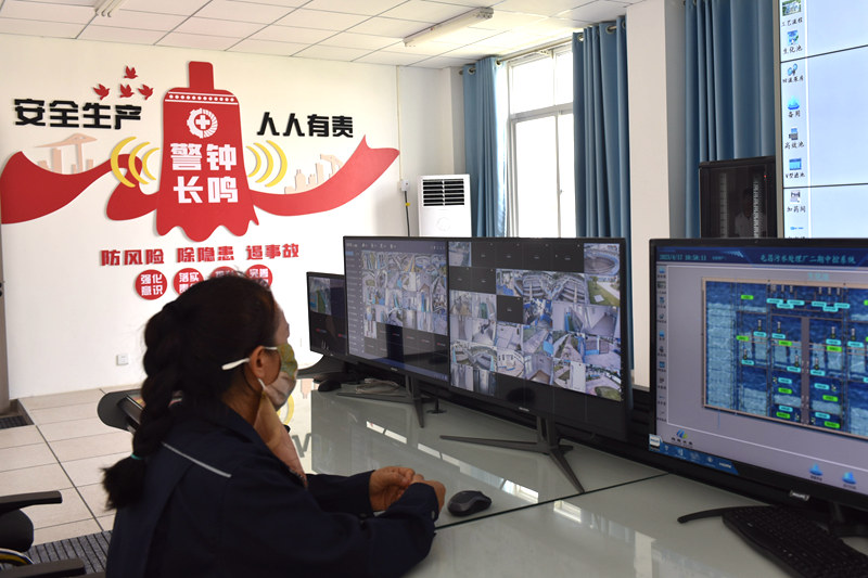 工作人员在工作室内监控全县农村污水站点情况。林小丹摄