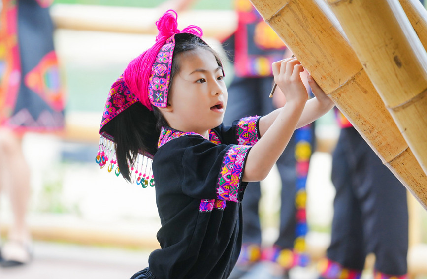 庆祝“三月三”，欢乐毛纳山水间。五指山市委宣传部供图