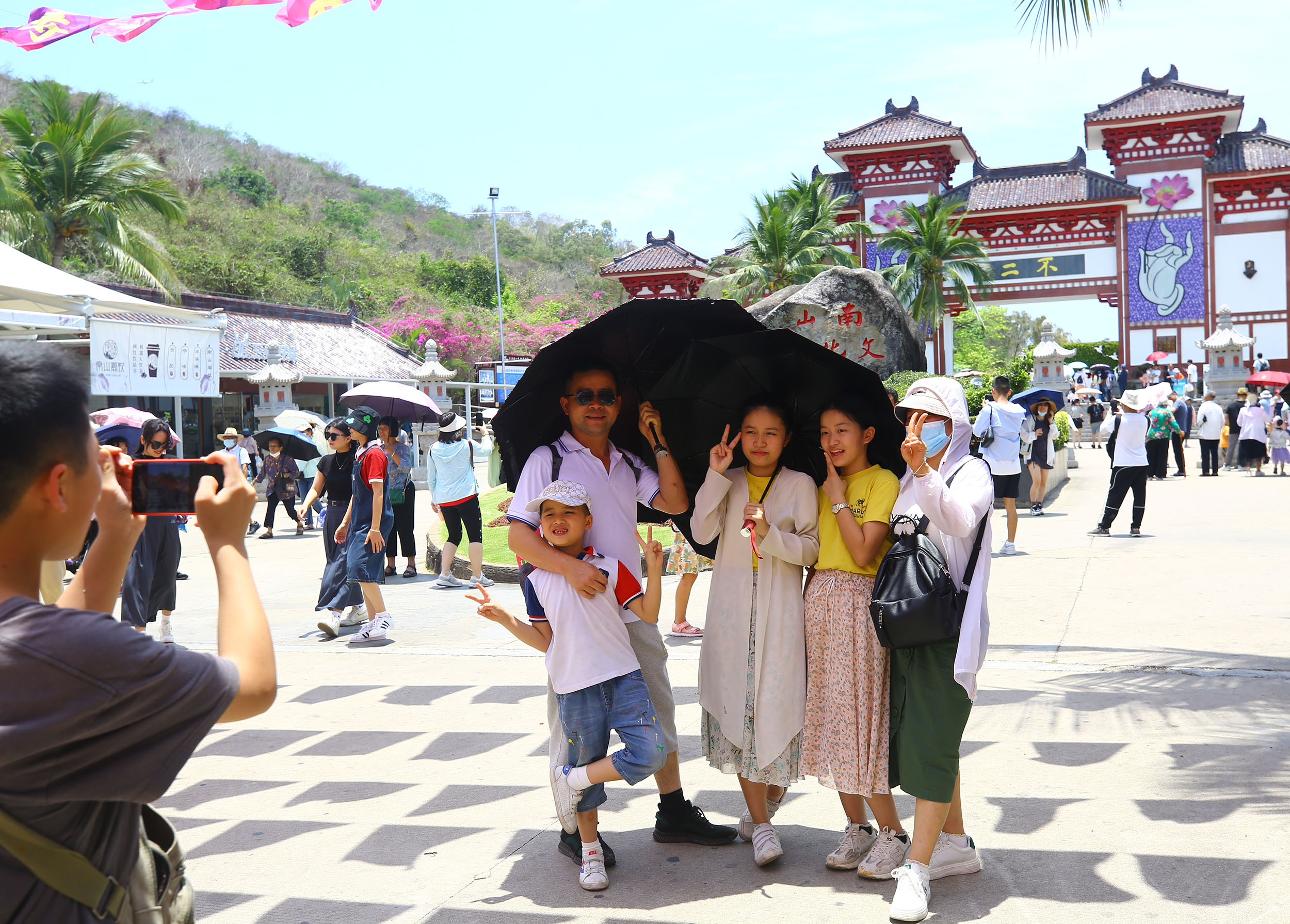 4月30日，家長帶著孩子在三亞南山文化旅游區游覽。陳文武攝